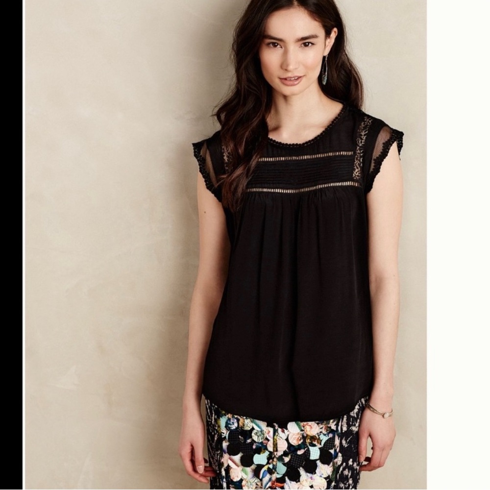 Anthropologie Meadow Rue Nellore. Beautiful and flattering lace detail. Small.